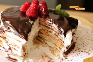 Tarta de crepes con nata y chocolate