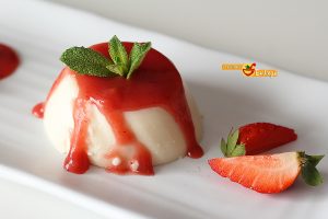 Pannacotta con coulis de fresas