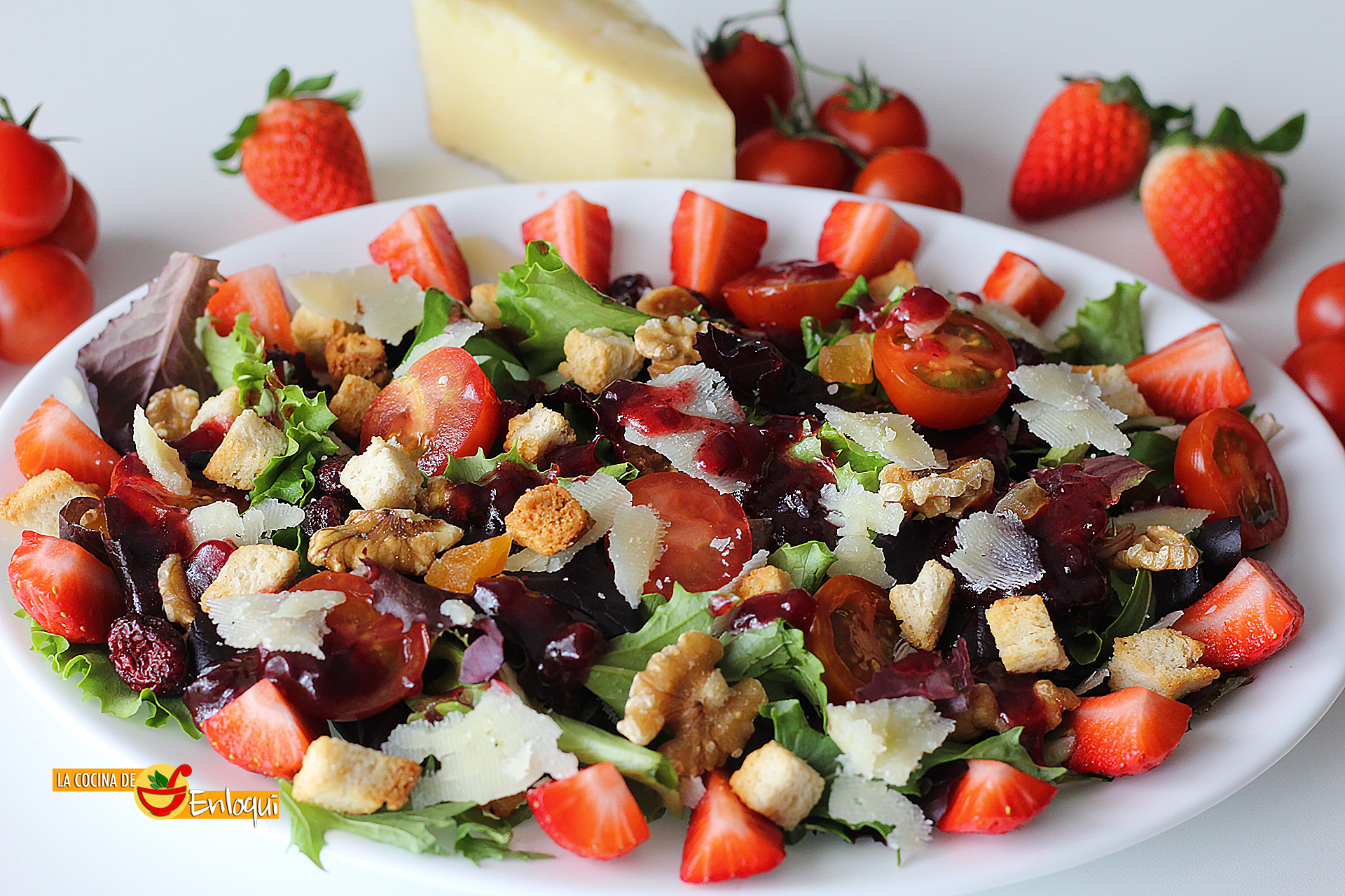 Ensalada variada con vinagreta de frutos del bosque