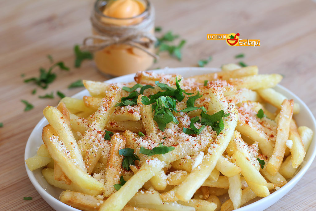 Patatas fritas con queso y pimentón con salsa de queso