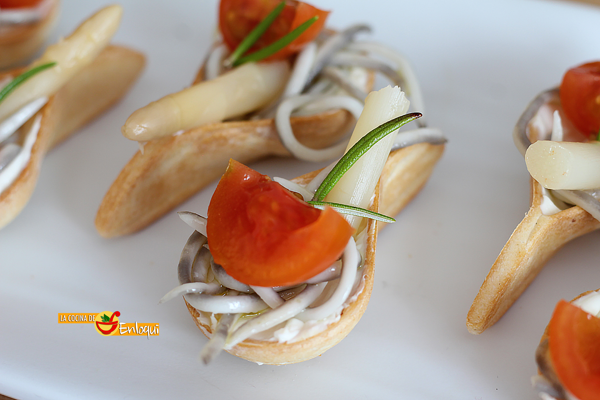 Cucharitas de hojaldre con plateadas de mar