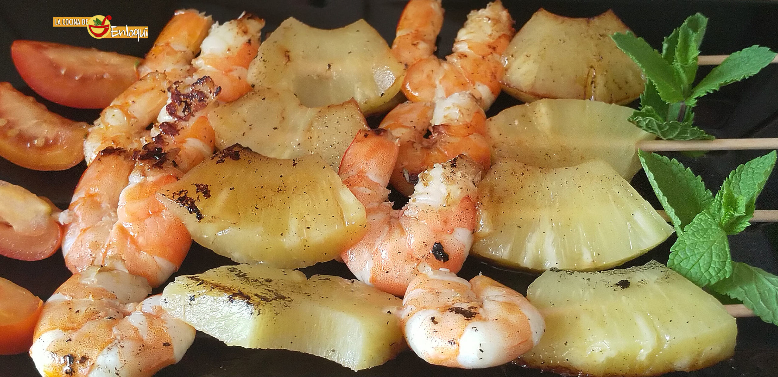 Brochetas de langostinos con piña