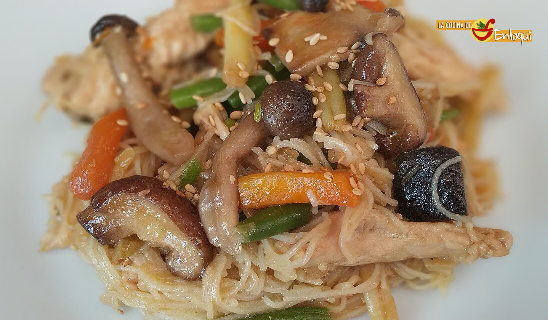 Fideos de arroz salteados con pollo y verdura