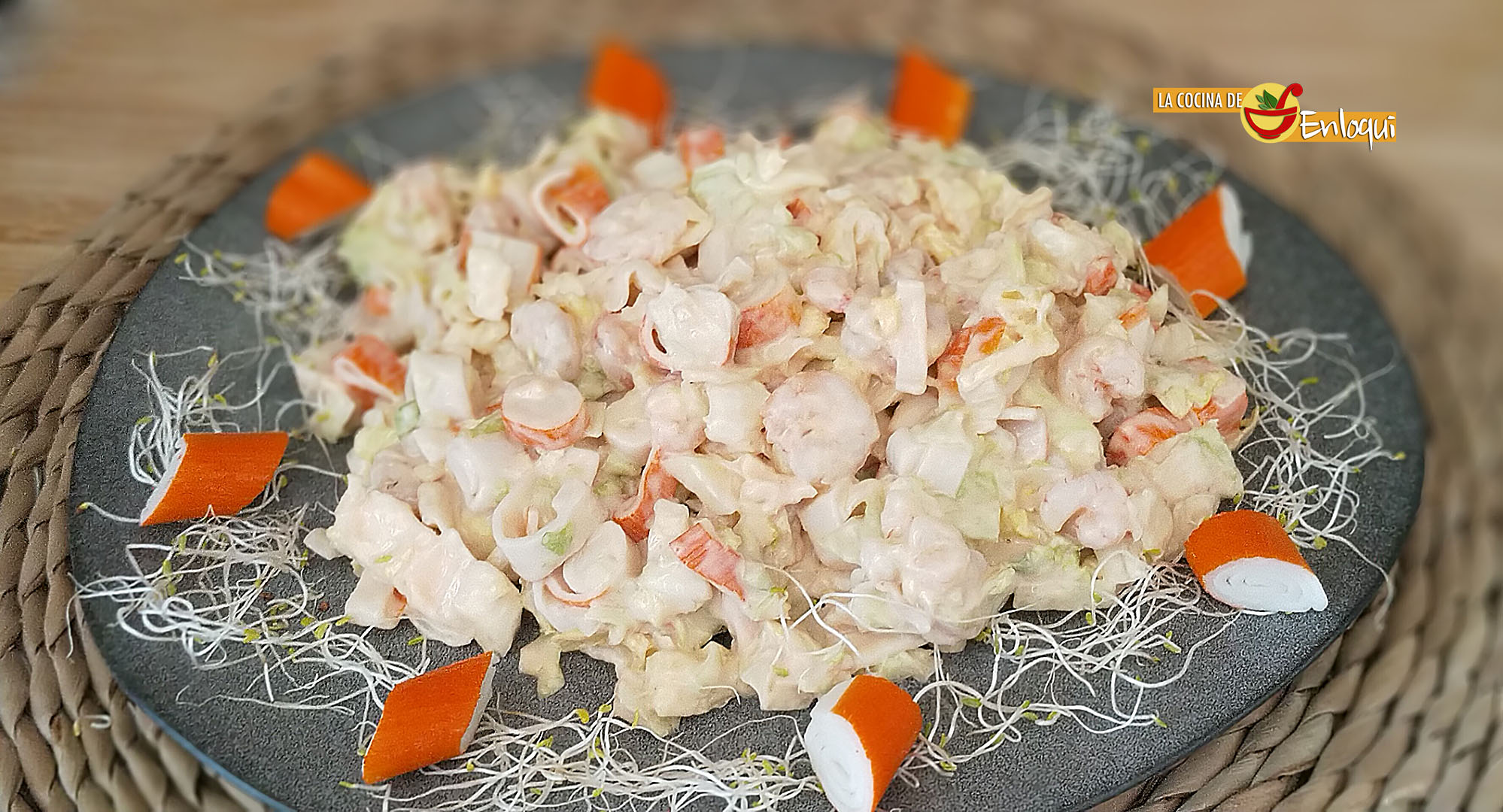 Ensalada de marisco y salsa rosa