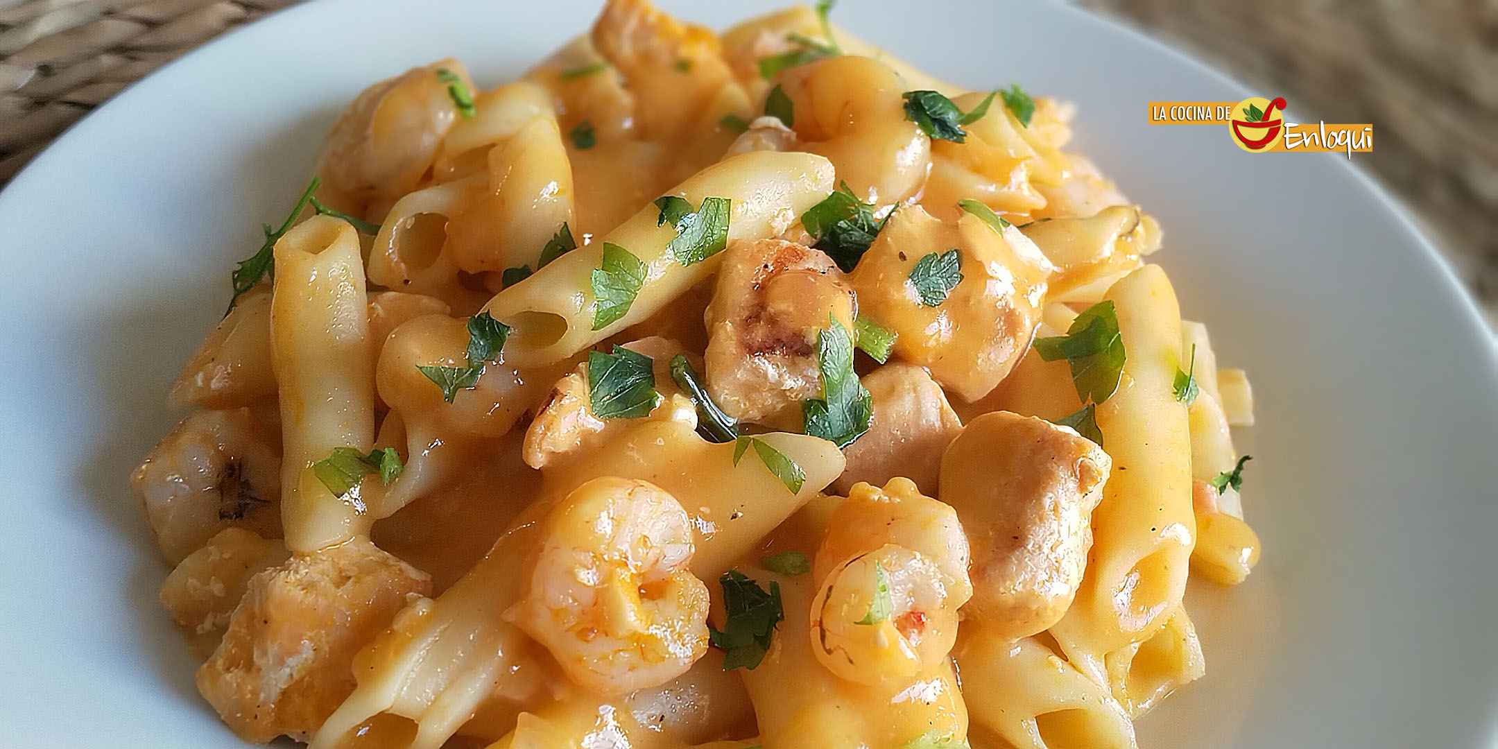 Pasta con salmón y gambas